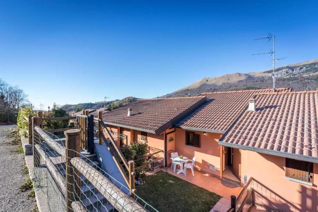 Casa Vacanze Rosalba Ferrara di Monte Baldo Экстерьер фото